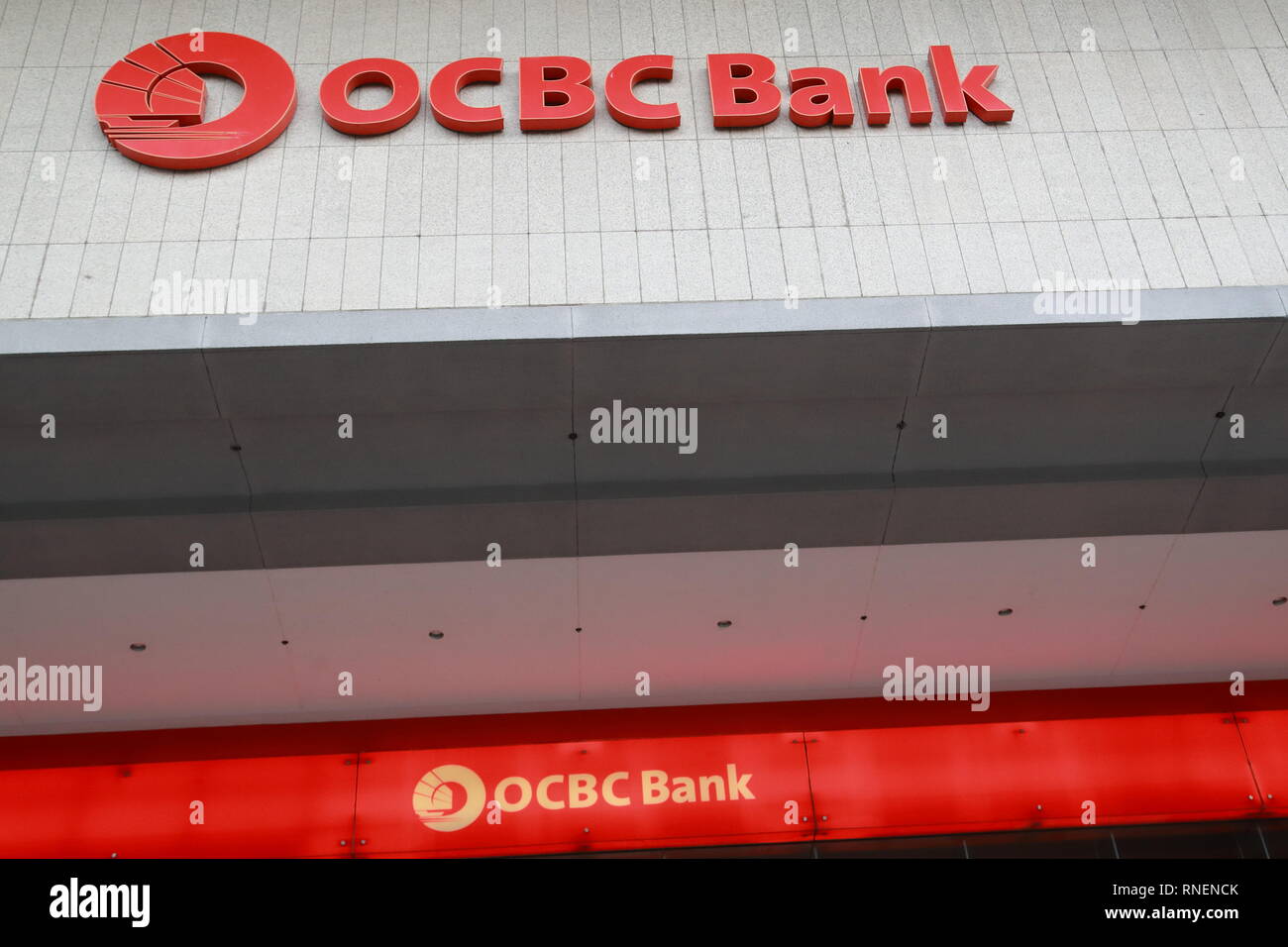 Digital Signage sopra l'entrata dell'OCBC Bank in Singapore Foto Stock