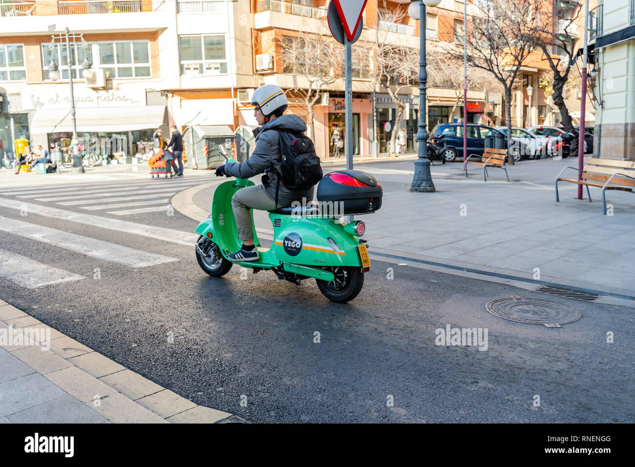 Valencia, Spagna - 18 Febbraio 2019: l uomo in un casco sullo scooter. La  mobilità urbana, noleggio biciclette a motore Foto stock - Alamy