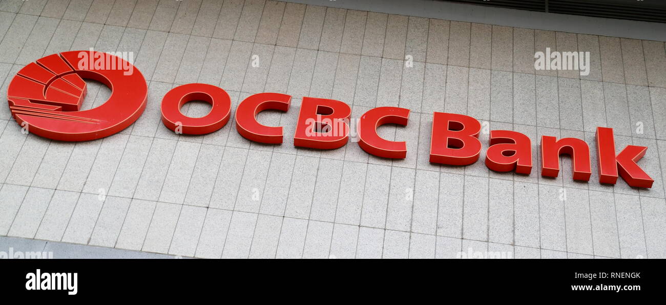 Digital Signage sopra l'entrata dell'OCBC Bank in Singapore Foto Stock