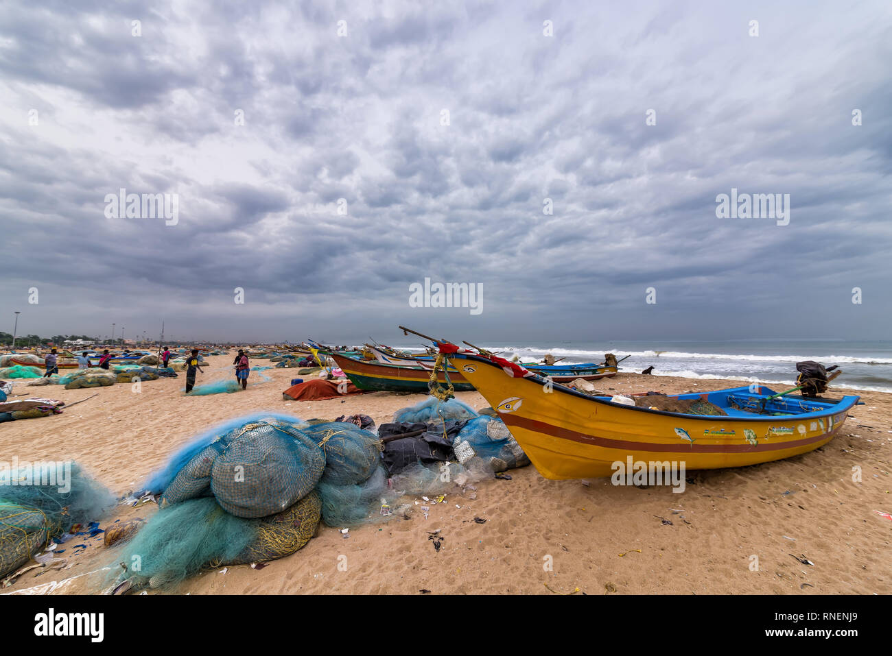 Chennai, India - 18 agosto 2018: vista sulla spiaggia presso la strada al mercato del pesce di Chennai. La strada al mercato del pesce si trova vicino alla marina di Chennai Foto Stock