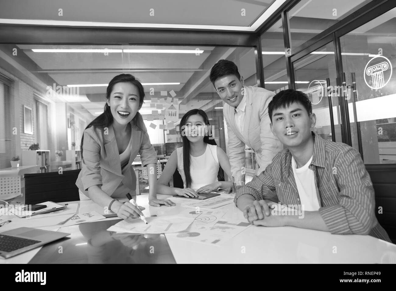 Giovani uomini e donne d'affari in un incontro Foto Stock