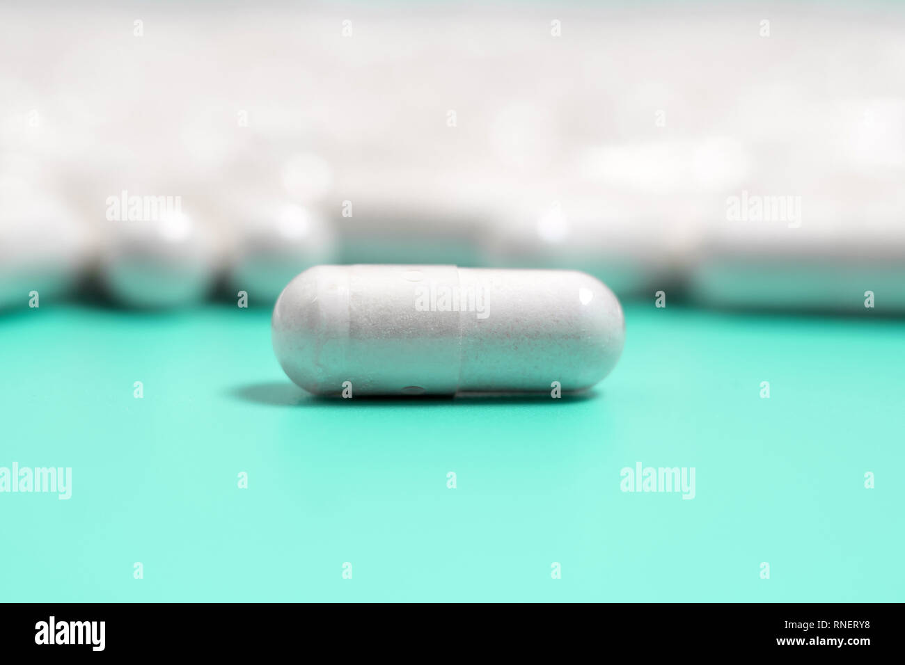 Pillole di bianco su sfondo verde Foto Stock