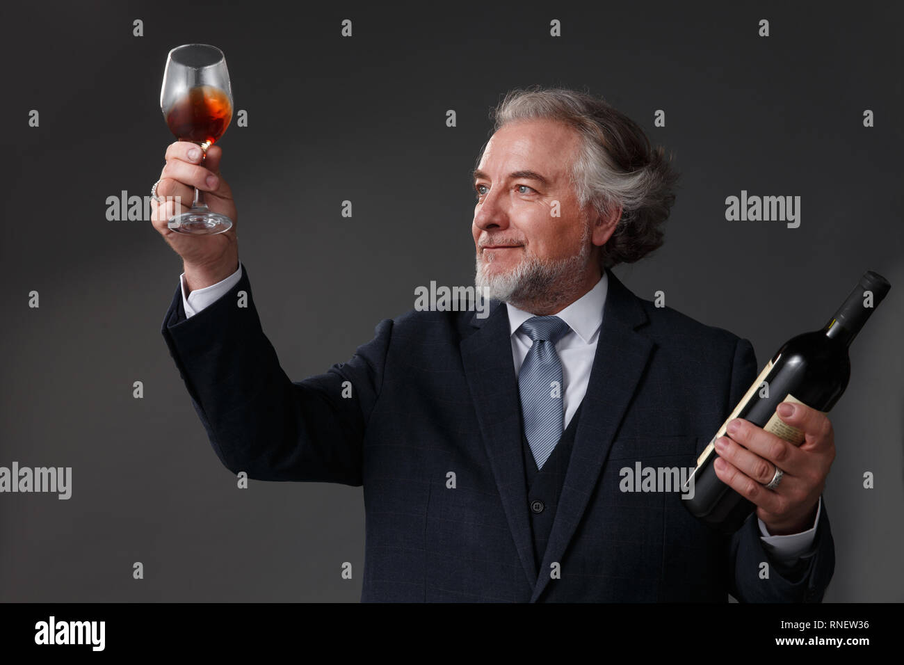 Business nella mezza età uomini apprezzare il vino Foto Stock