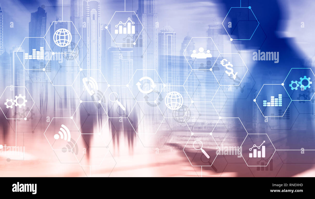La doppia esposizione dei supporti misti. Gli schemi e le icone sulla schermata di ologramma. La gente di affari e moderna città sullo sfondo Foto Stock