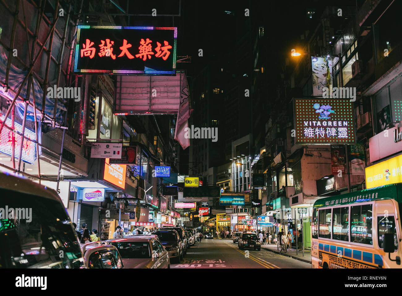 La notte di shopping in Hong Kong. La città che non dorme mai. Foto Stock