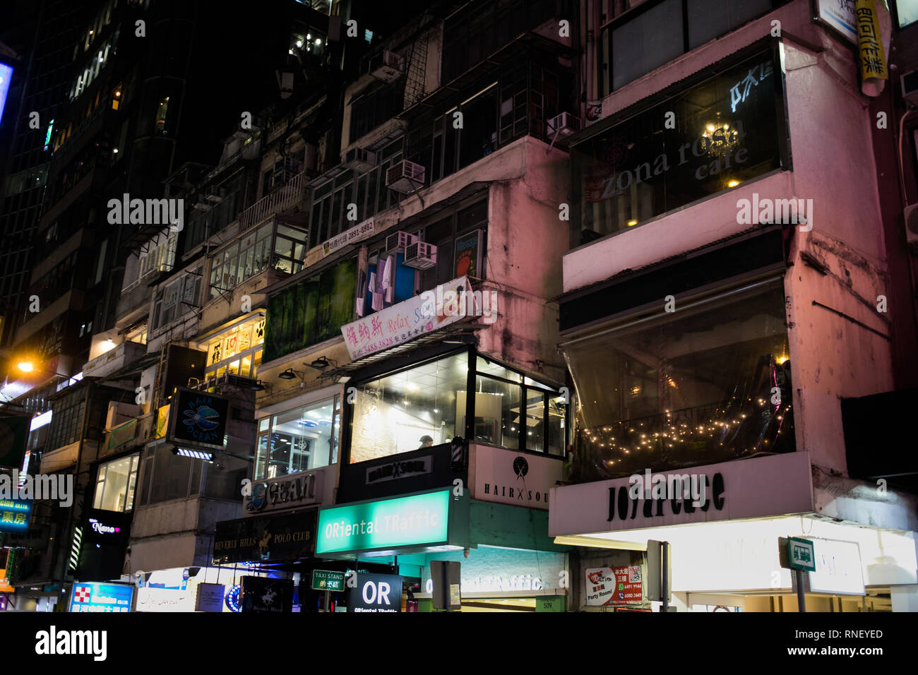 La notte di shopping in Hong Kong. La città che non dorme mai. Foto Stock
