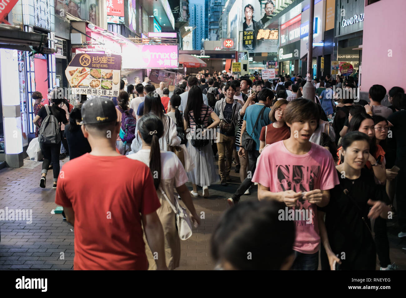 Strade affollate di gente. Hong Kong è uno dei la più popolosa città in tutto il mondo. Foto Stock