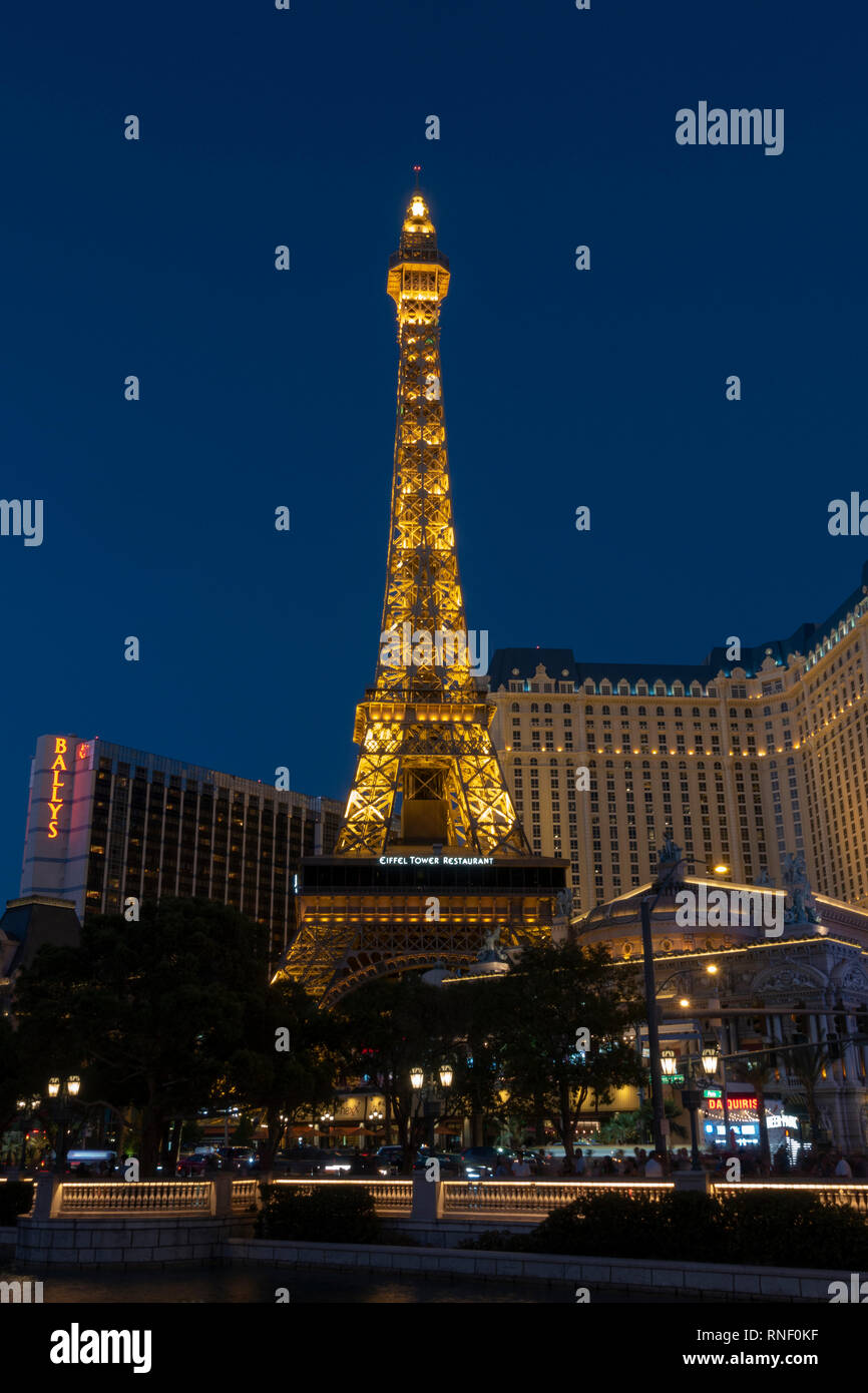 Il Paris Las Vegas di notte, Las Vegas, Nevada, Stati Uniti. Foto Stock