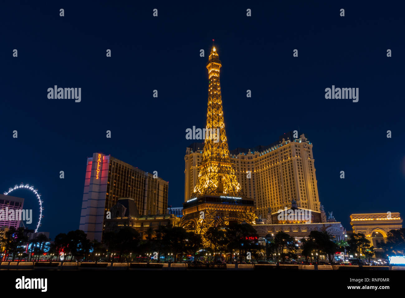 Il Paris Las Vegas di notte, Las Vegas, Nevada, Stati Uniti. Foto Stock