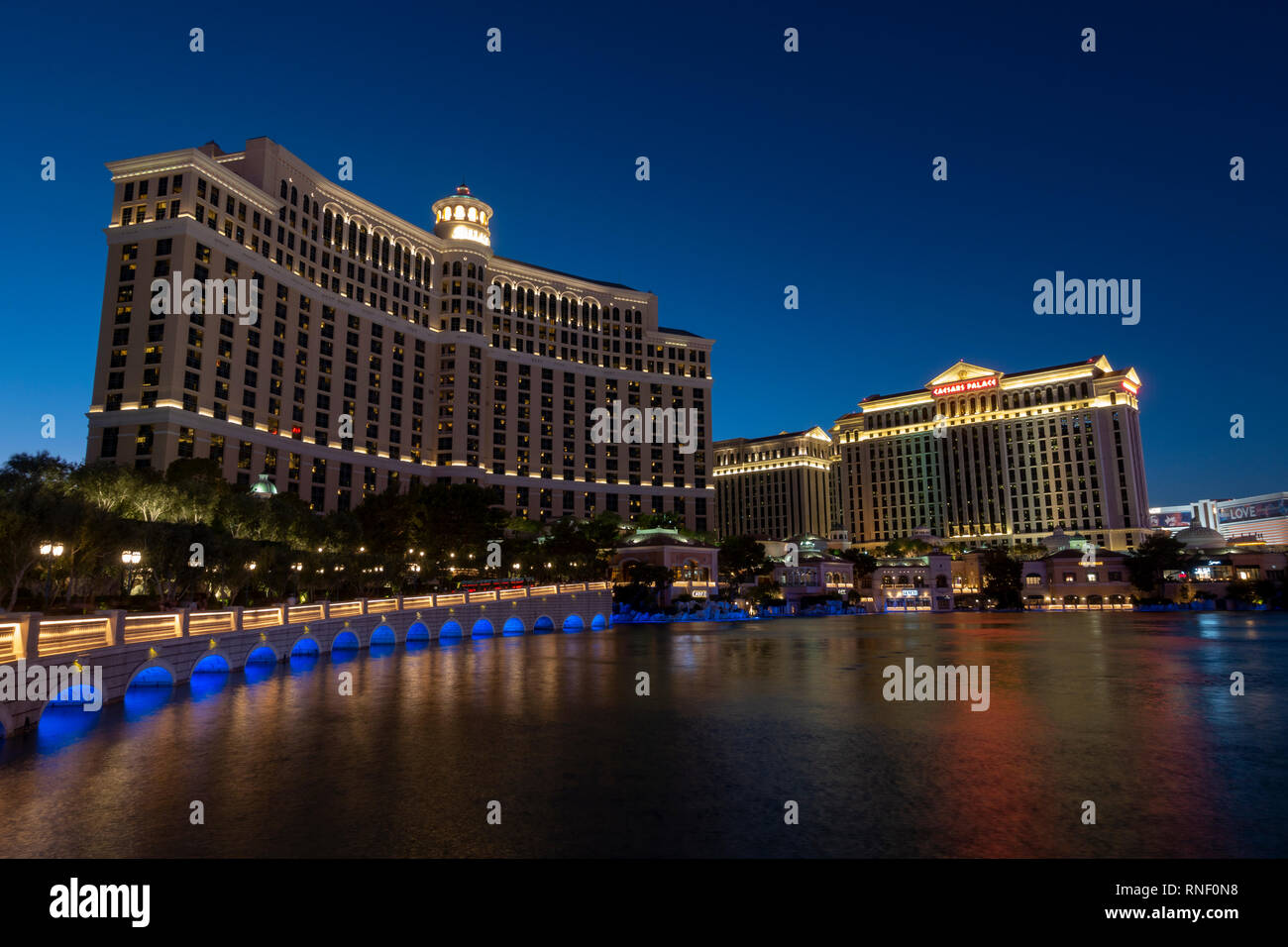 Il Bellagio Las Vegas e Caesars Palace Las Vegas Hotel & Casino di notte sulla Strip di Las Vegas, Nevada, Stati Uniti. Foto Stock