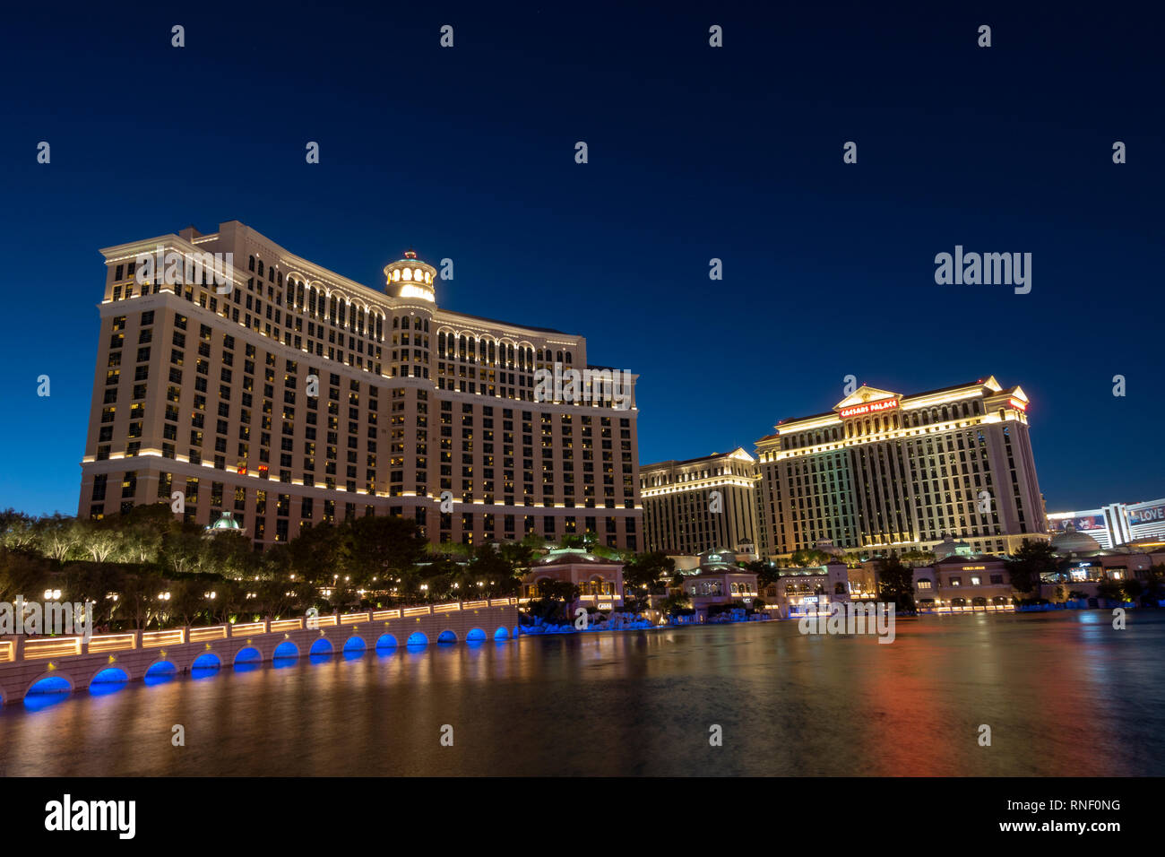 Il Bellagio Las Vegas e Caesars Palace Las Vegas Hotel & Casino di notte sulla Strip di Las Vegas, Nevada, Stati Uniti. Foto Stock