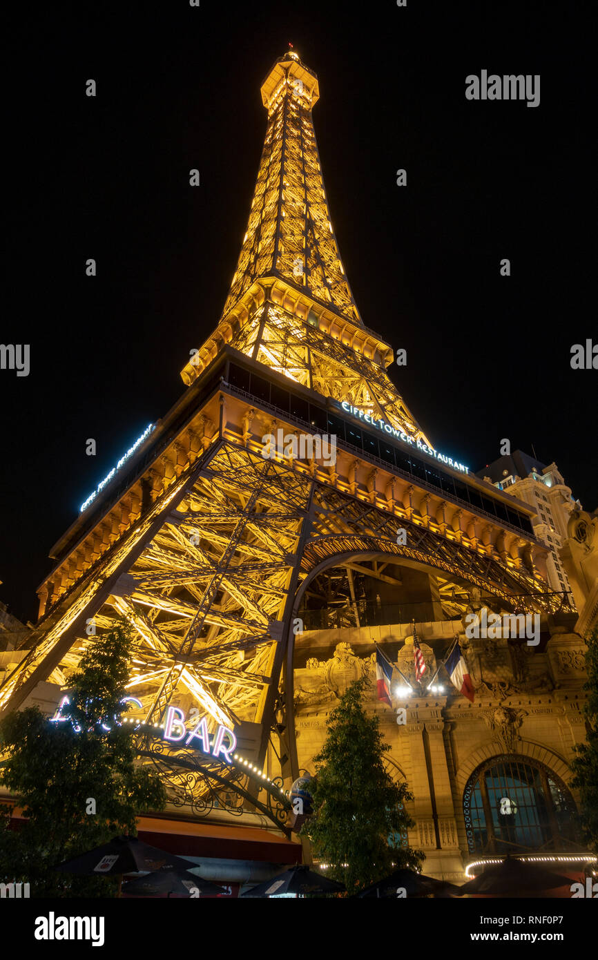 La Torre Eiffel a Parigi Las Vegas di notte, Las Vegas, Nevada, Stati Uniti. Foto Stock