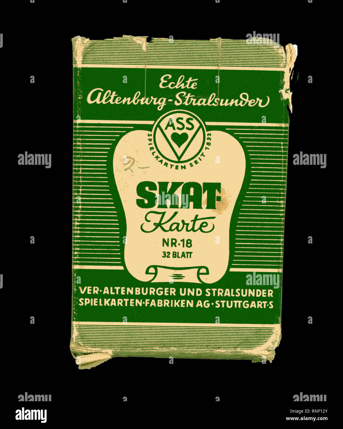 SKAT card game. Il tedesco giocando a carte da anni cinquanta. Realizzato  da Altenburger und Stralsunder Spielkarten-Fabriken A.-G è mostrato isolato  su uno sfondo nero Foto stock - Alamy
