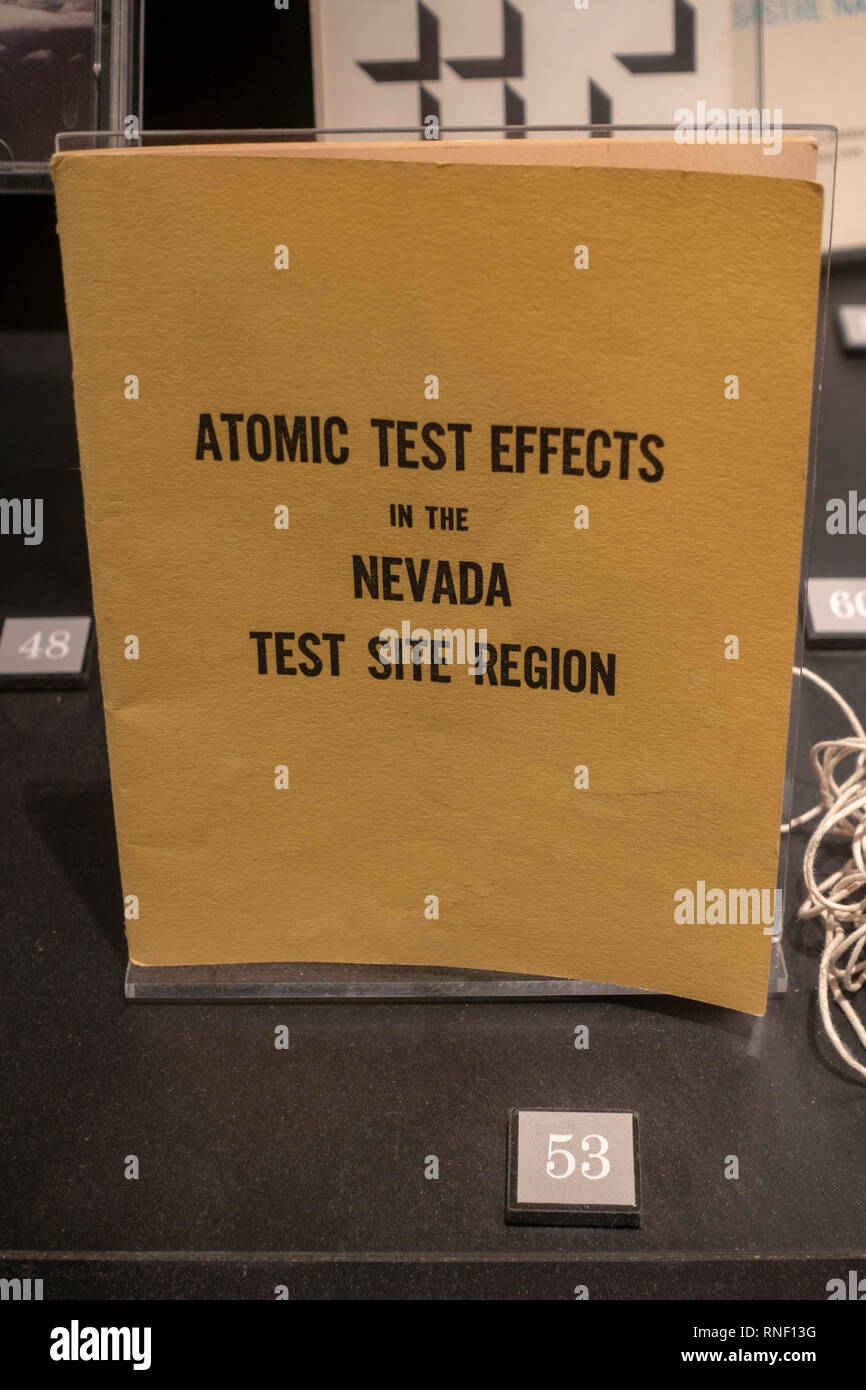Opuscolo "Test atomico effetti nel Nevada Test Site Regione Gennaio 1955', Las Vegas, Nevada, Stati Uniti. Foto Stock