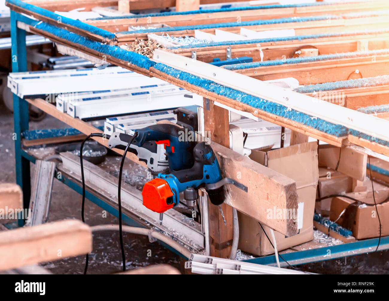 Produzione di finestre in PVC, plastica telai in pvc, strumenti, cacciaviti e trapanare, attrezzatura Foto Stock