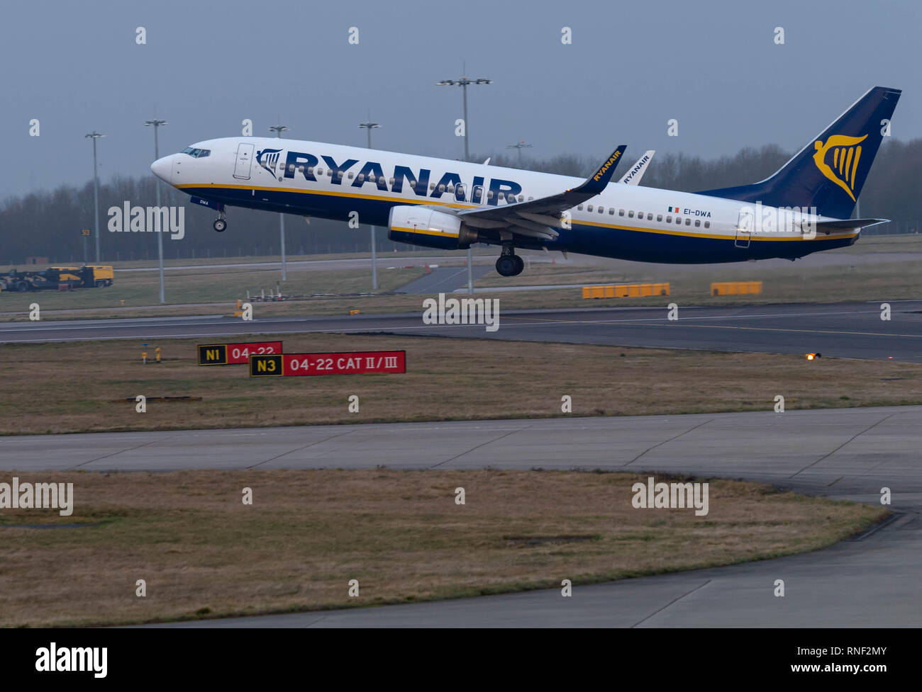 L'aeroporto di Stansted aeromobili commerciali Ryanair EL-DWA Boeing 737 Takesoff Foto Stock