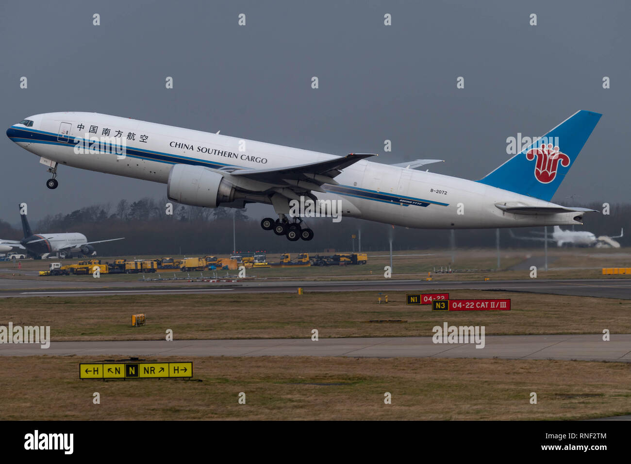 L'aeroporto di Stansted comerercial aeromobili China Southern Airlines cargo Boeing 777 prende il largo Foto Stock