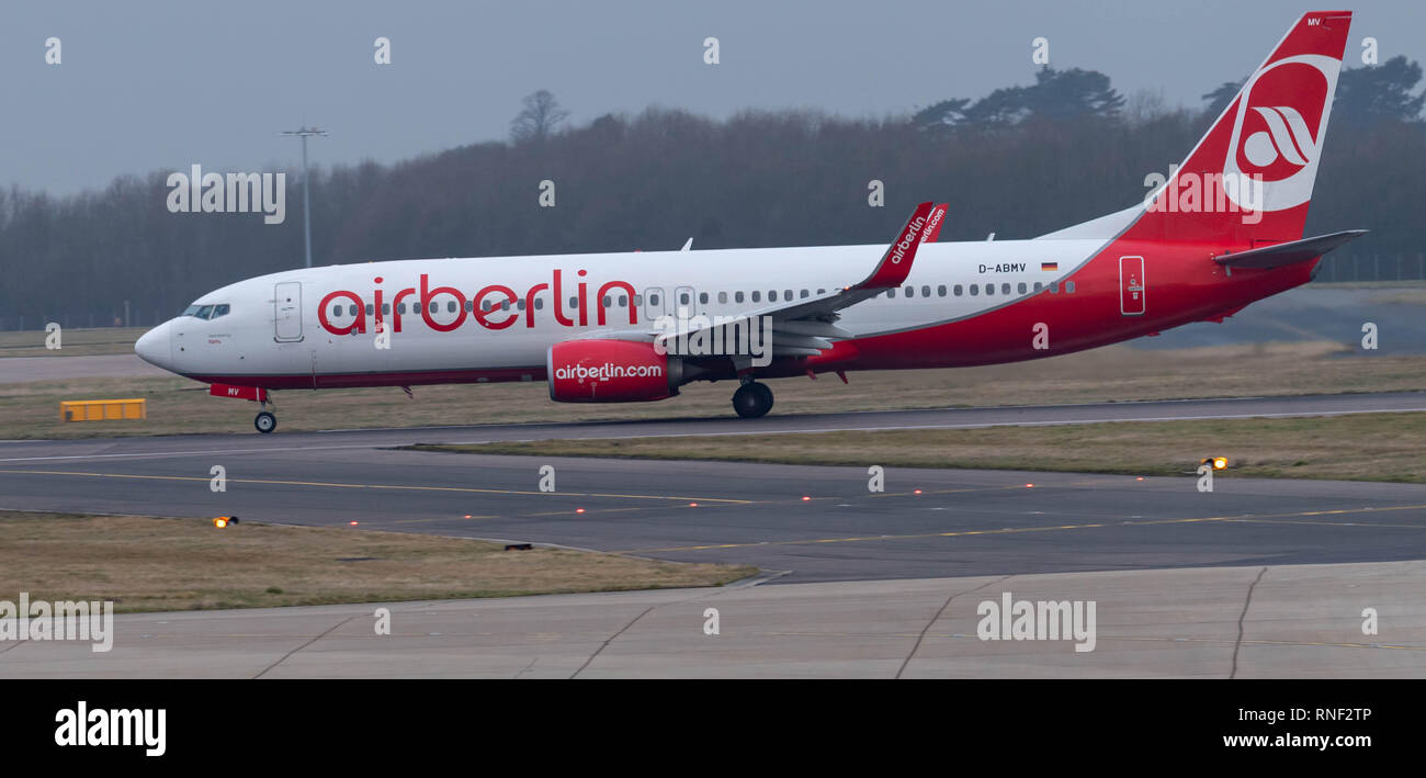 L'aeroporto di Stansted aeromobili commerciali Airberlin D-ABMV, Boeing 737 azionato da TUIfly prende il largo Foto Stock