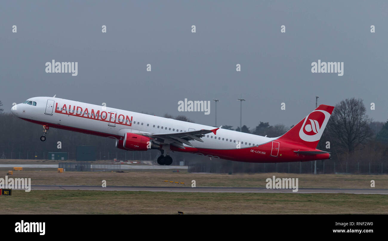 L'aeroporto di Stansted aeromobili commerciali Laudamotion oe-lck Airbus 321 Foto Stock