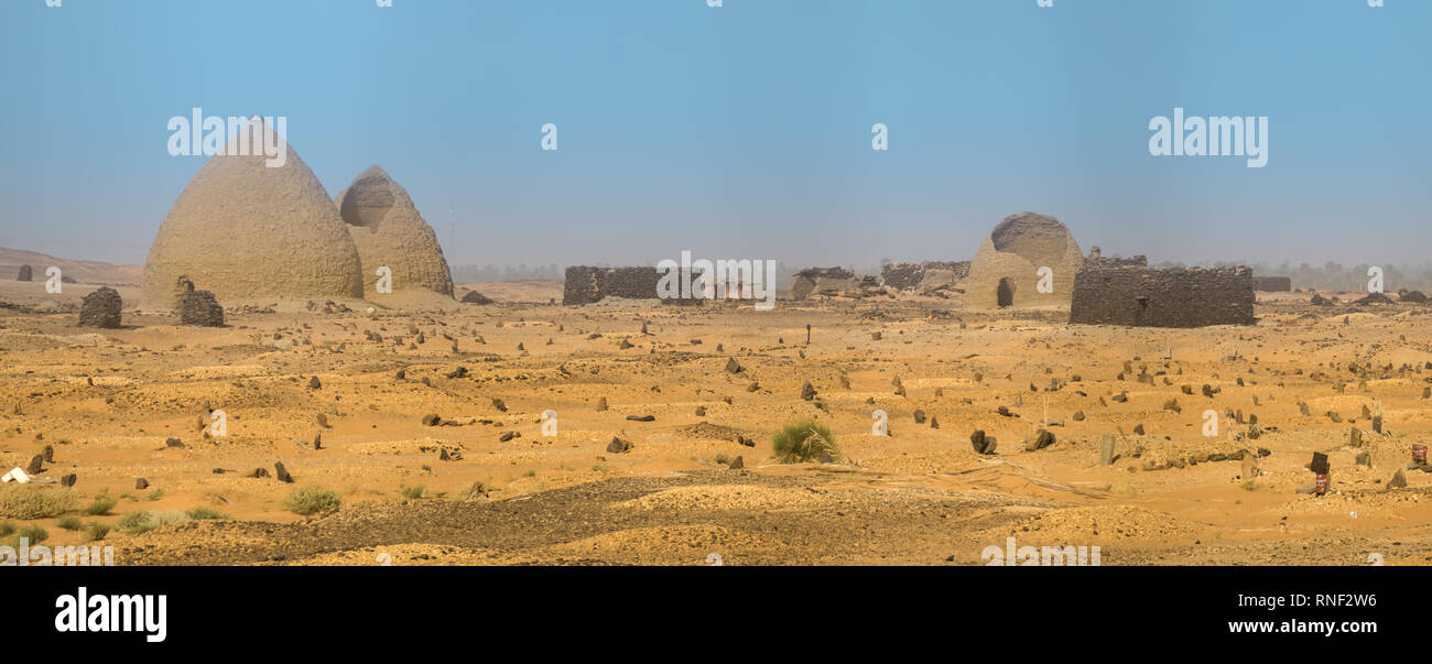 Dongola, Sudan, Febbraio 7, 2019: Panorama di un cimitero a spiovente nel deserto vicino a Old Dongola con numerose tombe Foto Stock