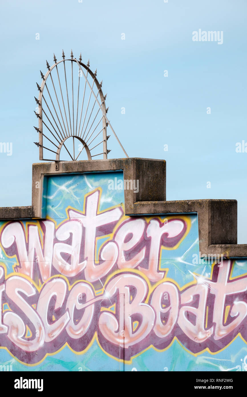 In stile graffiti pubblicità per un acqua bagnata giro in barca in un piccolo parco divertimenti sull Rhyl promenade, Denbighshire, il Galles del Nord Foto Stock
