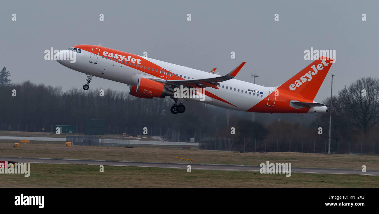 L'aeroporto di Stansted aeromobili commerciali Easyjet Airbus A320 decolla Foto Stock