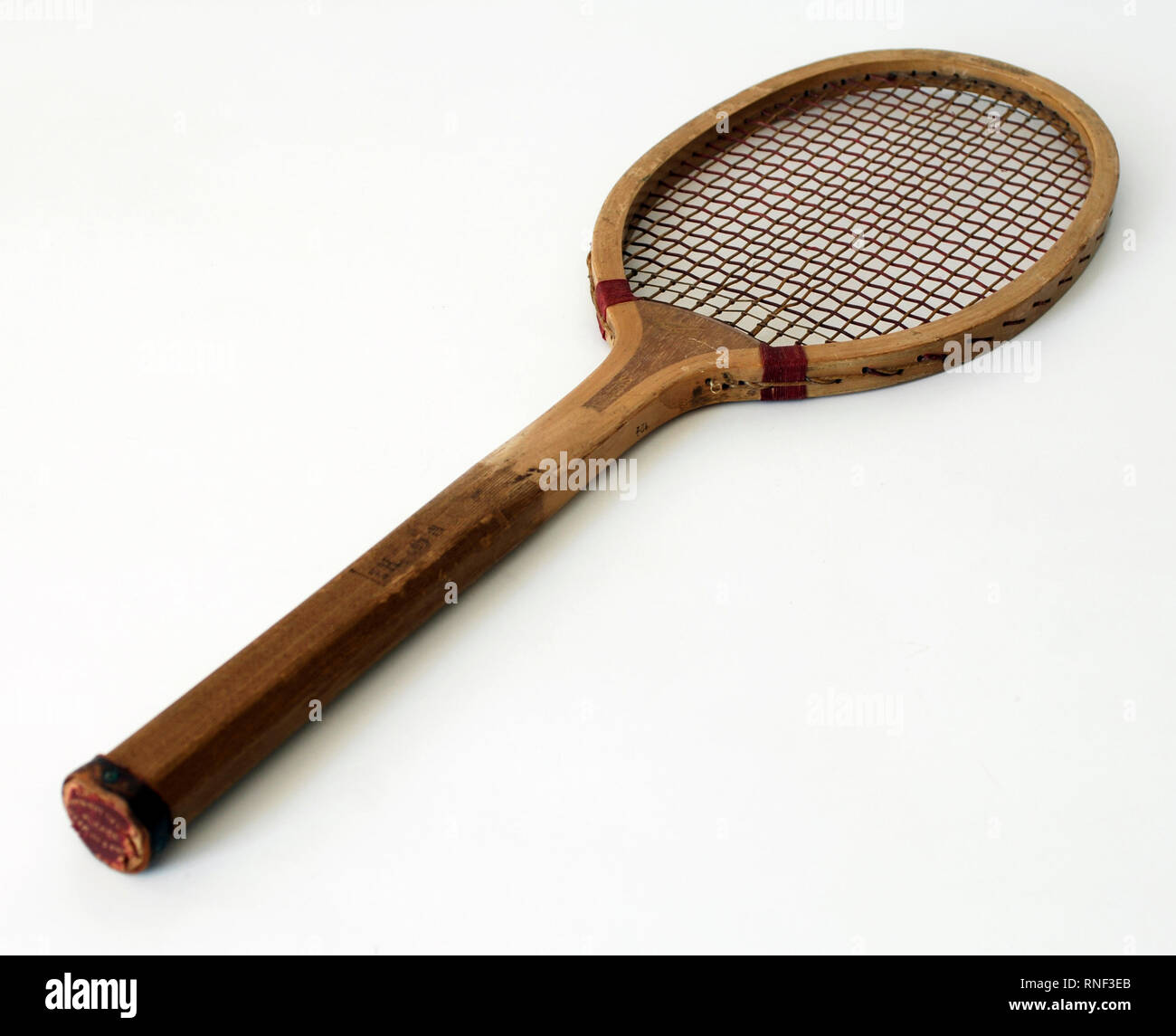 Vecchia racchetta di legno per giocare a tennis Foto stock - Alamy