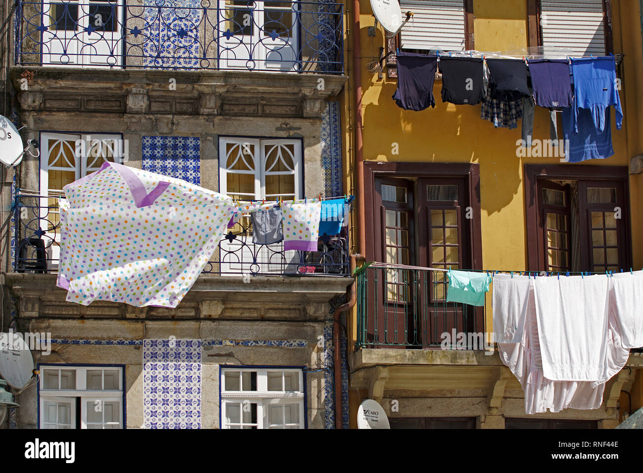 Stendibiancheria con lavanderia nel vento sul balcone in Porto Portogallo Foto Stock