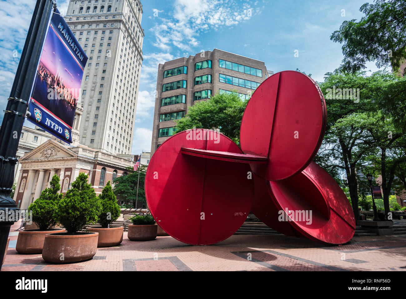 La città di New York, Stati Uniti d'America - 27 Luglio 2018: Cinque in una scultura dello scultore Tony Rosenthal installato in uno di polizia Plaza a Manhattan nella città di New York Foto Stock