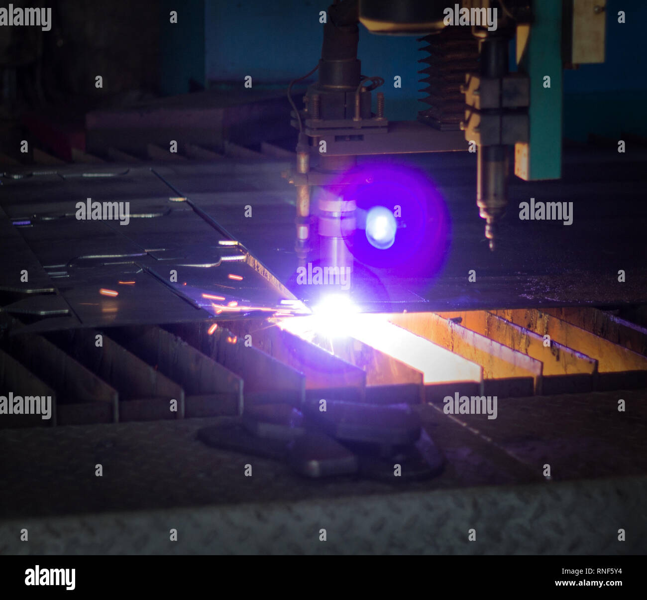 Macchina per la moderna plasma automatico il taglio laser di metalli, taglio plasma con laser e laser, engineering Foto Stock