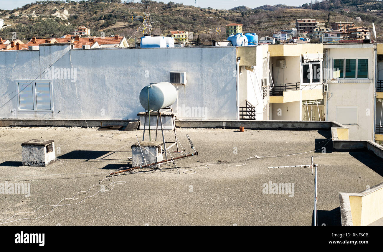 Edificio residenziale di tetti, con antenne TV e serbatoi per acqua a Tirana Albania Foto Stock