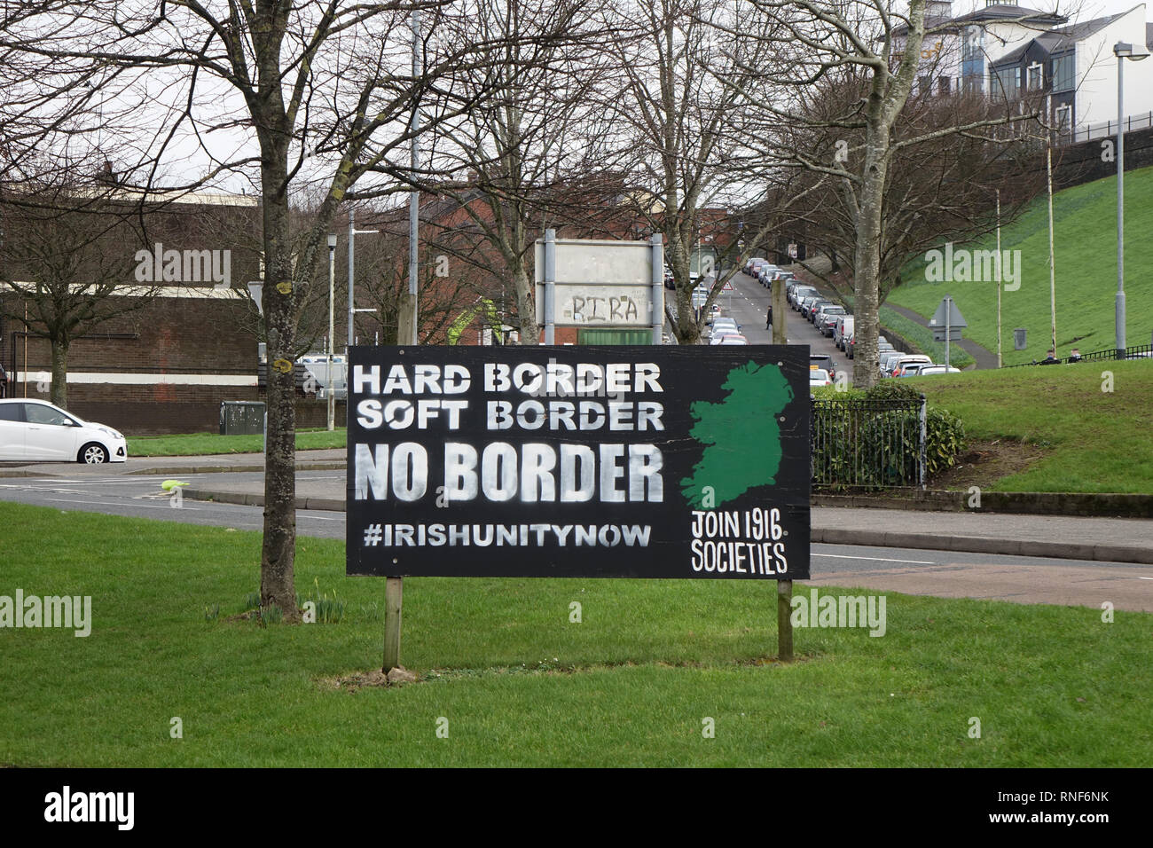 'Nessun confine' segno nel quartiere di Bogside a Derry / Londonderry, Irlanda del Nord. Foto Stock