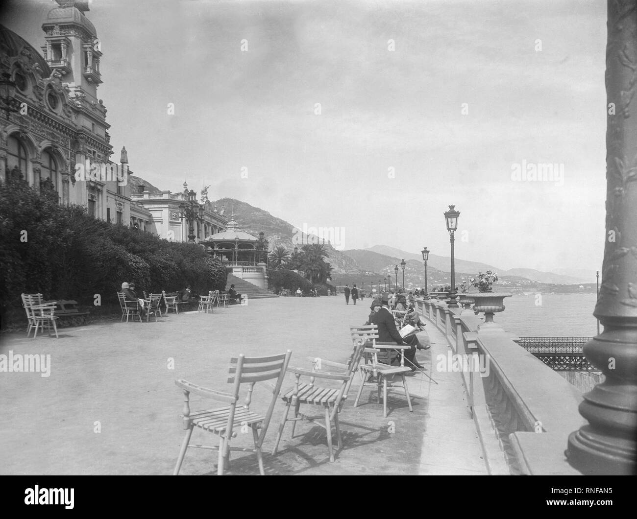 Vintage fotografia mostrante la Promenade Des Anglais di Nizza, Francia,prese nel 1927. La gente può essere visto rilassante lungo la Promenade vestito alla moda del periodo. Foto Stock