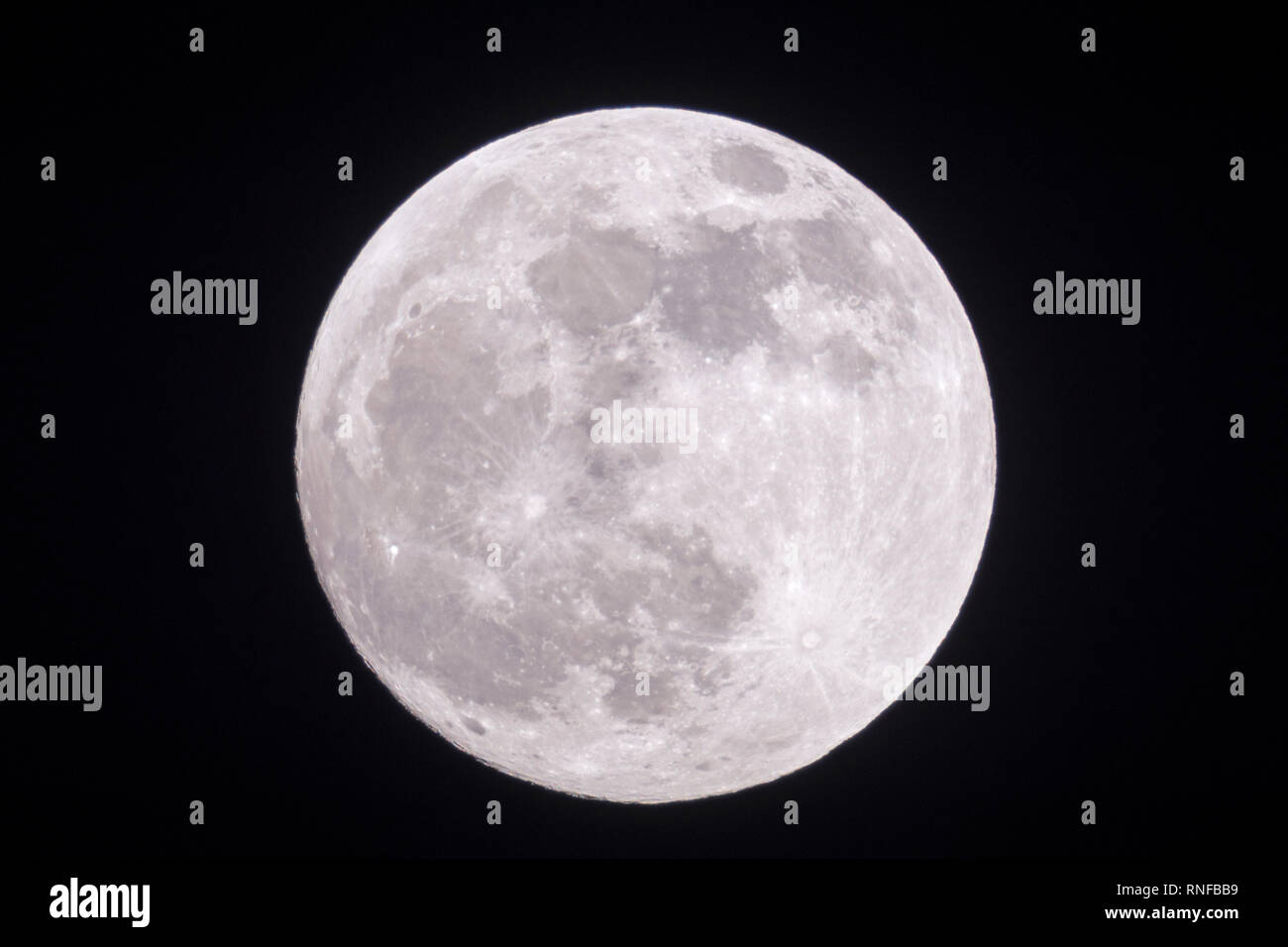 Luna piena, fullmoon brilla luminoso , Silver light, chiudi chiaro buia notte invernale, sembra vicino, supermoon, vista dettagliata, Gennaio, 2019. Foto Stock