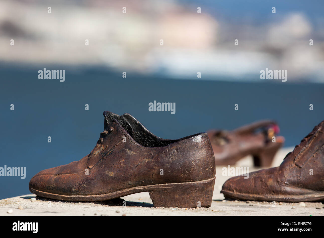 Le scarpe sulla sponda del Danubio un memoriale a Budapest concepito dal regista può Togay dallo scultore Gyula Pauer Foto Stock