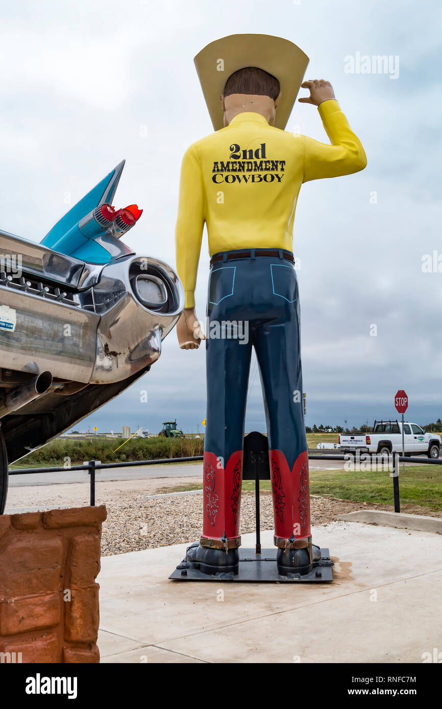 Un editoriale immagine del secondo emendamento Cowboy al Cadillac RV Park in Amarillo Texas Foto Stock