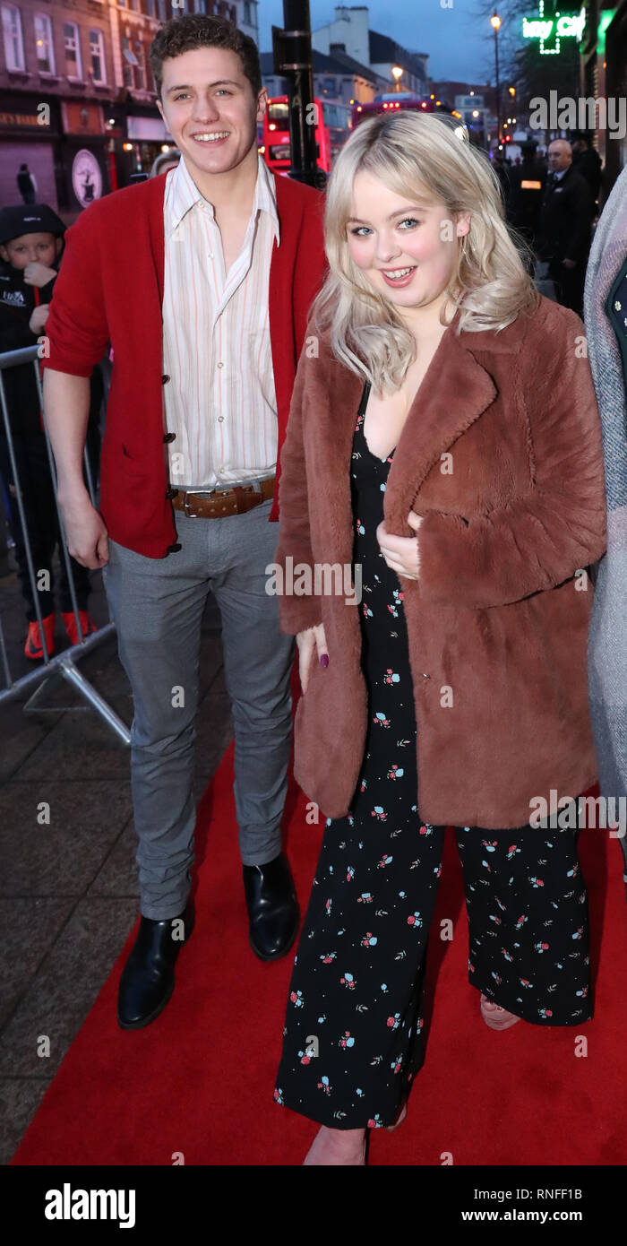 L-R Dylan Llewellyn e Nicola Coughlan arrivano al all'Omniplex Cinema in Londonderry per la Derry ragazze premiere davanti alla trasmissione della seconda serie sul canale 4. Foto Stock
