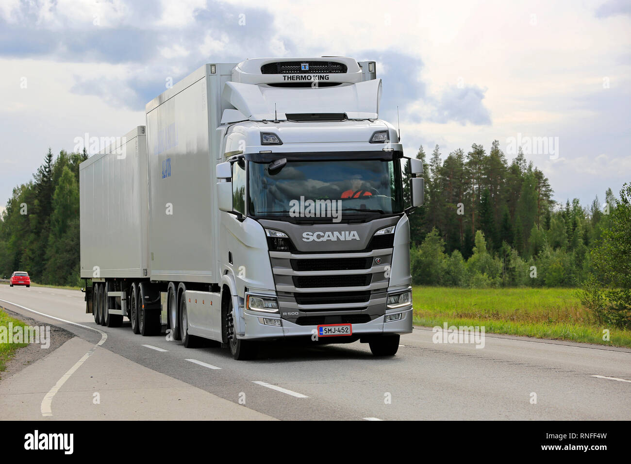 Uurainen, Finlandia - 25 agosto 2018: Silver Nuova generazione Scania R500 di Mattila tira Thermo King rimorchio refrigerato lungo l'autostrada in estate. Foto Stock