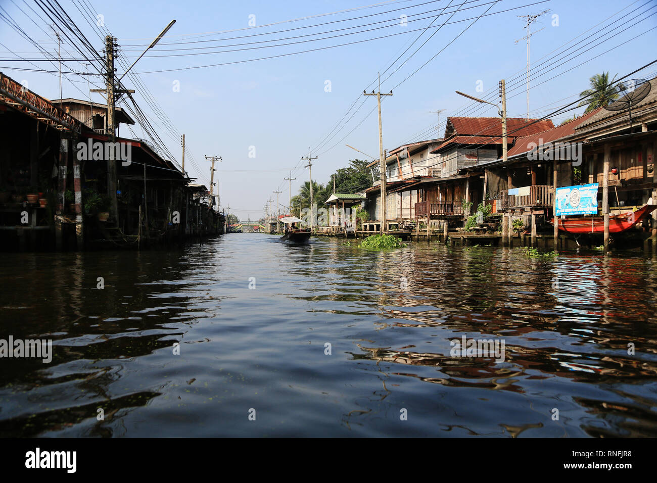 Bangkok in Thailandia - Dicembre 2016: il canale nel Mercato Galleggiante di Damnoen Saduak. Foto Stock