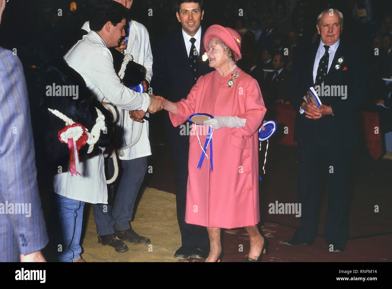 La regina Elisabetta Regina madre presentando rosette presso il Royal Smithfield Show, Earls Court, Londra, Inghilterra, Regno Unito. 1989 Foto Stock