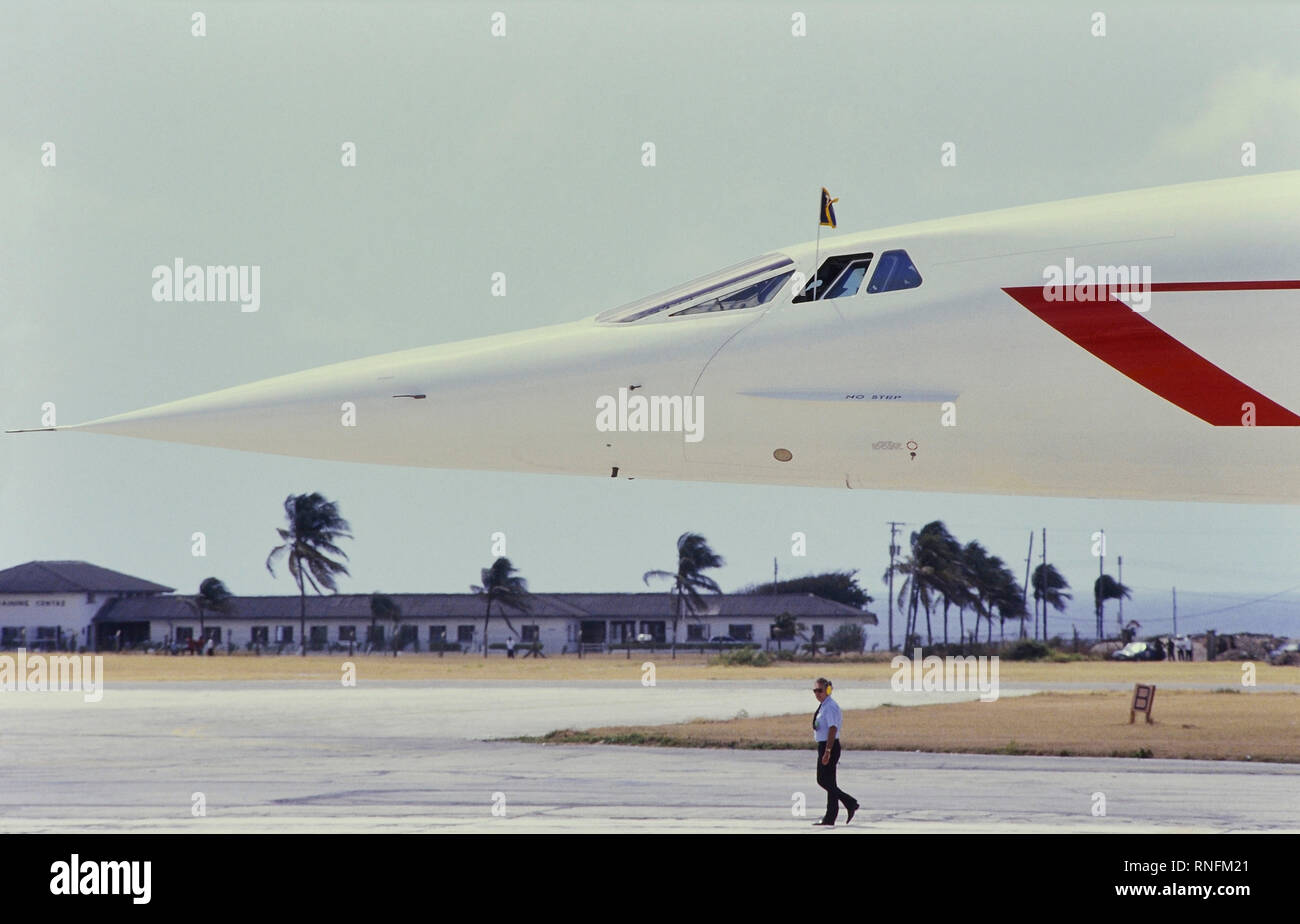 Un Concorde aereo supersonico presso l'Aeroporto Internazionale Grantley Adams dopo battenti la Regina Elisabetta II per Barbados su un royal tour, Caraibi, 1989 Foto Stock