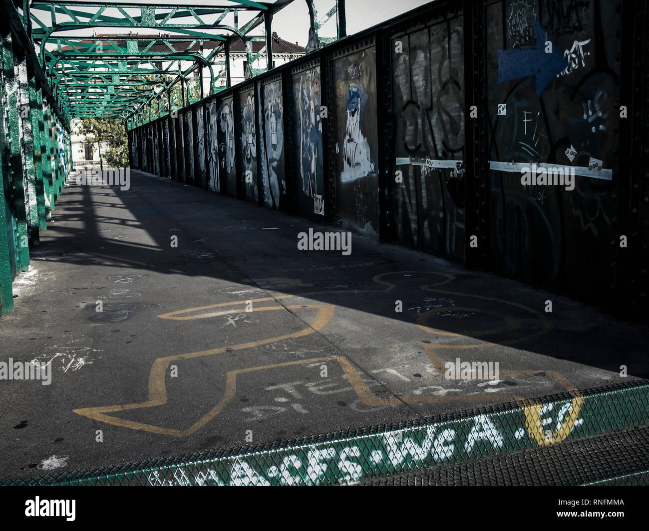 Graffiti sul pedone Railway Bridge crossing in Milano, Italia, Europa Foto Stock