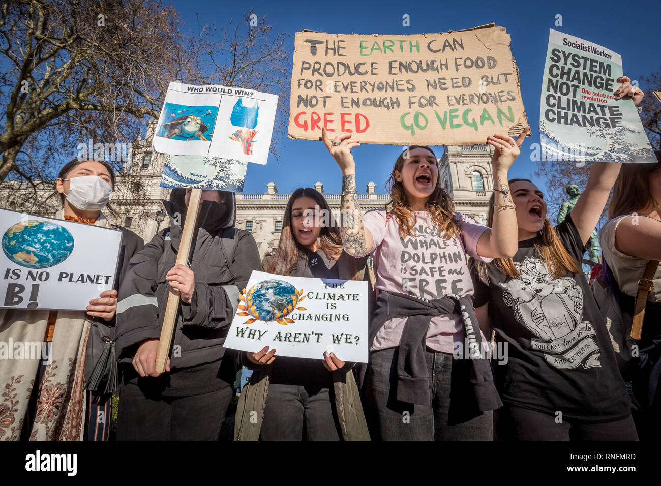 Sciopero della gioventù 4 clima. Migliaia di alunni e studenti a piedi fuori dalle lezioni per protestare a Westminster come parte di un capillare di cambiamenti climatici sciopero Foto Stock