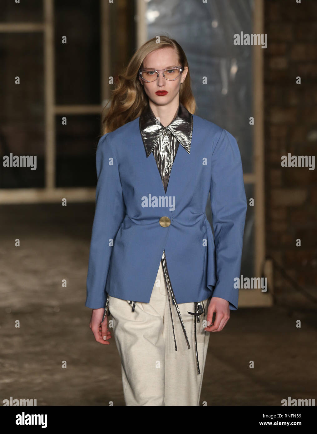 I modelli sulla passerella durante la REJINA PYO Autunno/Inverno 2019 London Fashion Week mostra a Tavistock Street, Londra. Foto Stock