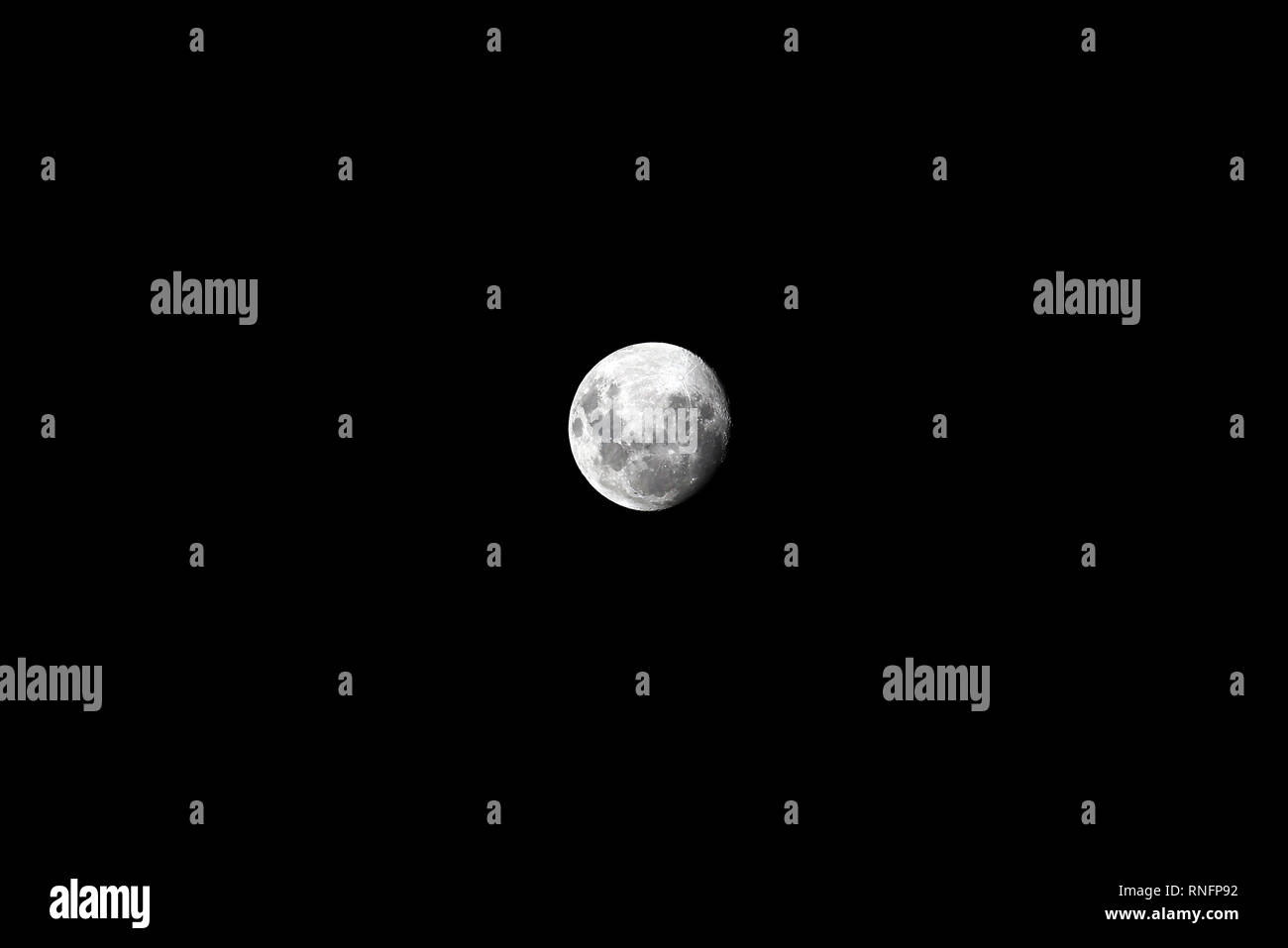 La luna nel cielo notturno in Buenos Aires, Argentina Foto Stock