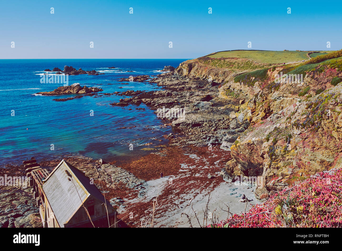 La scialuppa di salvataggio stazione presso Polpeor Cove, la lucertola, Cornwall. Questa è stata la terza stazione di salvataggio presso la lucertola. Si è aperto nel1914 e chiuso nel 1961. Foto Stock
