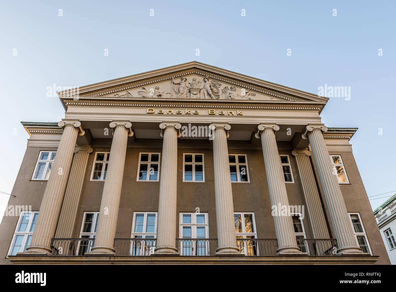 La facciata del riciclaggio di denaro Banca danese con colonne ioniche e un frontone sclprured, Copenaghen, 16 Febbraio 2019 Foto Stock