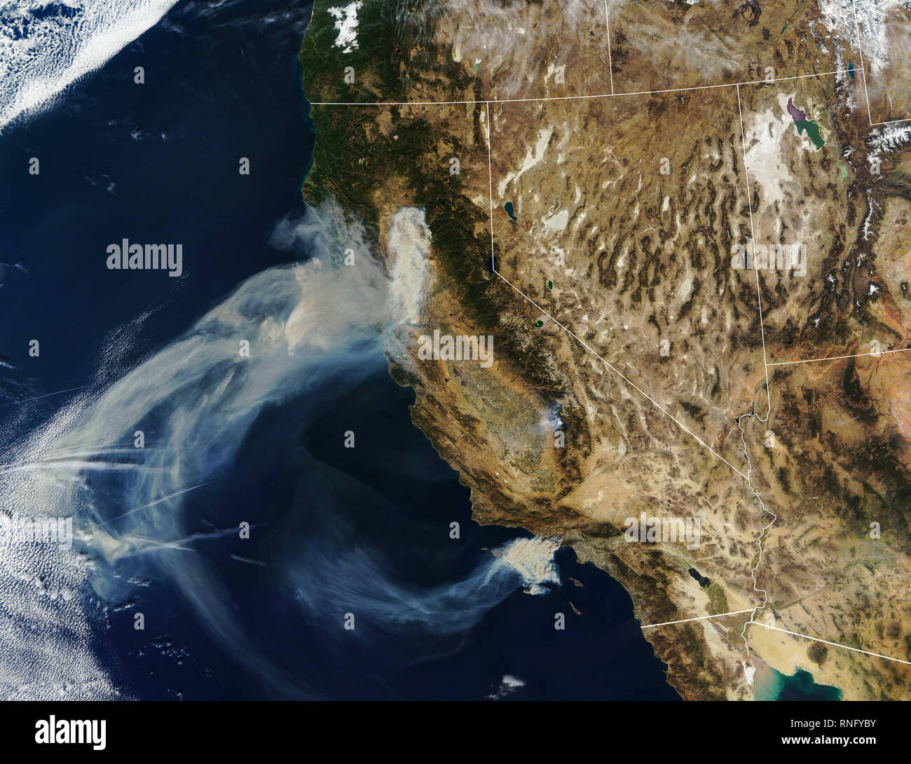 Vista aerea del campo di fuoco a nord di Sacramento, California. Come di 10.00 Pacific Standard Time il 9 novembre il fuoco avevano consumato 70.000 acri di lan Foto Stock