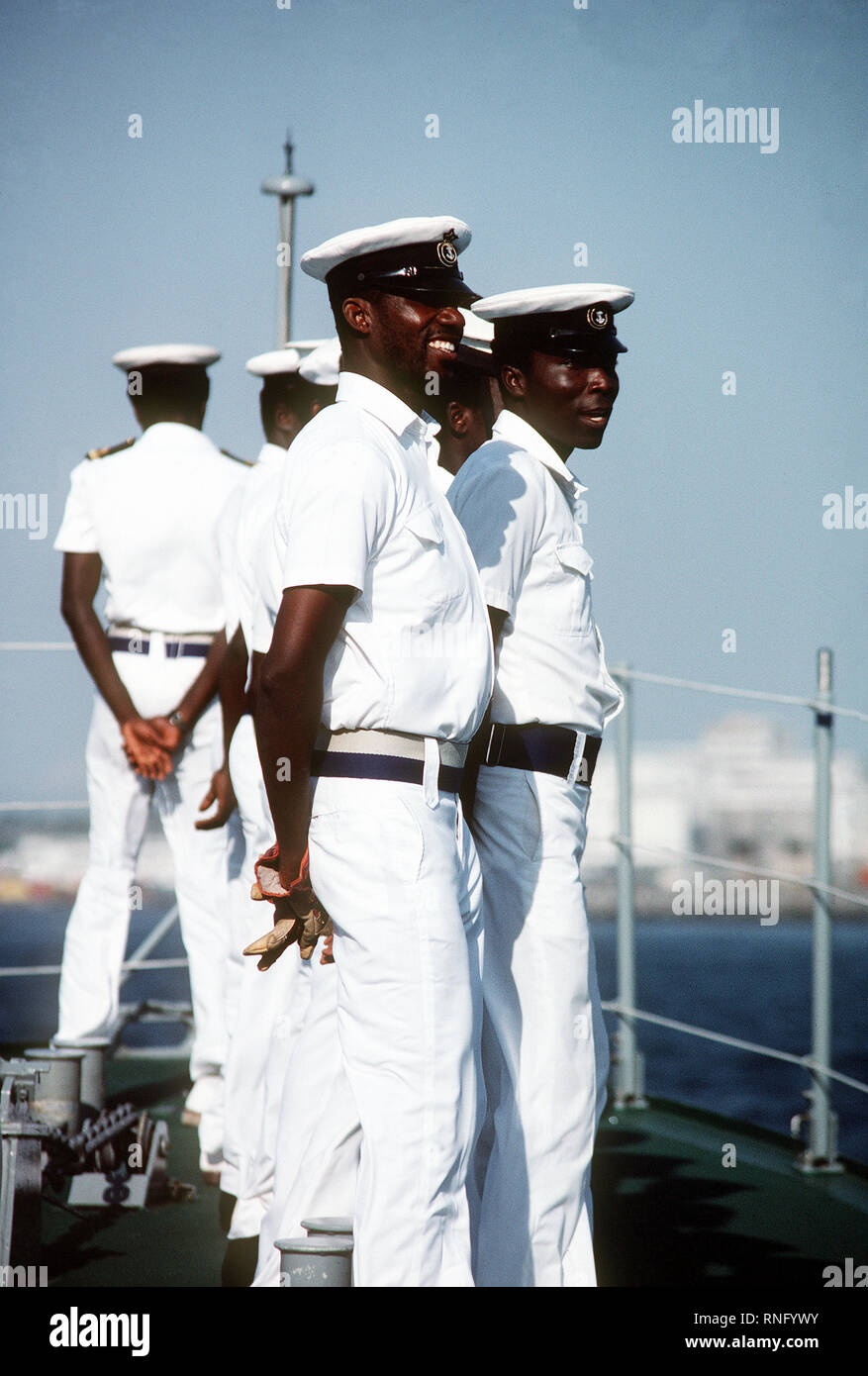 1981 - i marinai a bordo del Ghana navy nave pattuglia ACIMOTA uomo le rotaie come essi escort il cacciatorpediniere USS ARTHUR W. RADFORD (DD-968) nella porta per una visita di buona volontà. Foto Stock