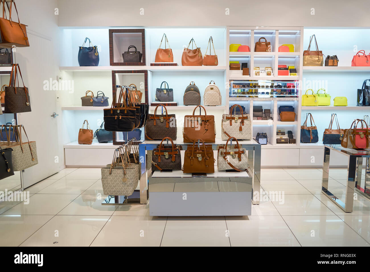 NEW YORK - Aprile 06, 2016: Michael Kors store nell'aeroporto JFK. Michael Kors Holdings è un lusso americano fashion company fondata nel 1981 dal desig Foto Stock